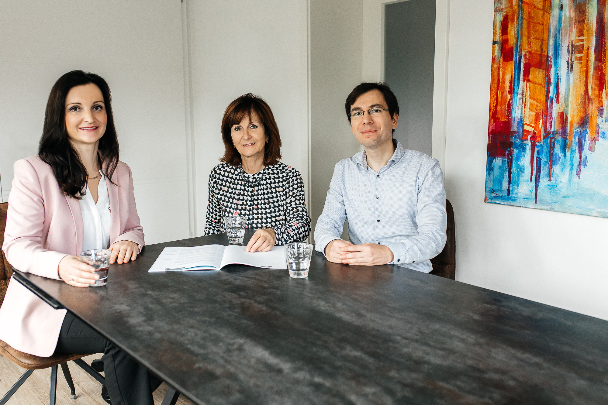 Das Team der Kanzlei am Beratungstisch